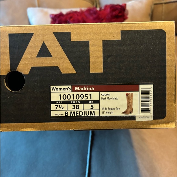 Ariat Martina cowboy boot. - Picture 2 of 7